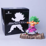 statuette figurine Dragon Ball Z d'une taille 20cm mettant en scène Broly Super Saiyen debout sur des rochers lors de son célèbre combat contre Son Goku
