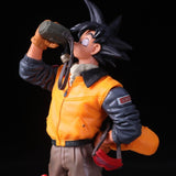 Achetez dès maintenant cette statuette de 23cm de Son Goku édition limitée dans une superbe tenue de voyage buvant dans sa gourde