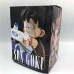 Figurine statuette  faisant 18cm de Son Goku petit portant du lait s'entraînant avec Krilin 
